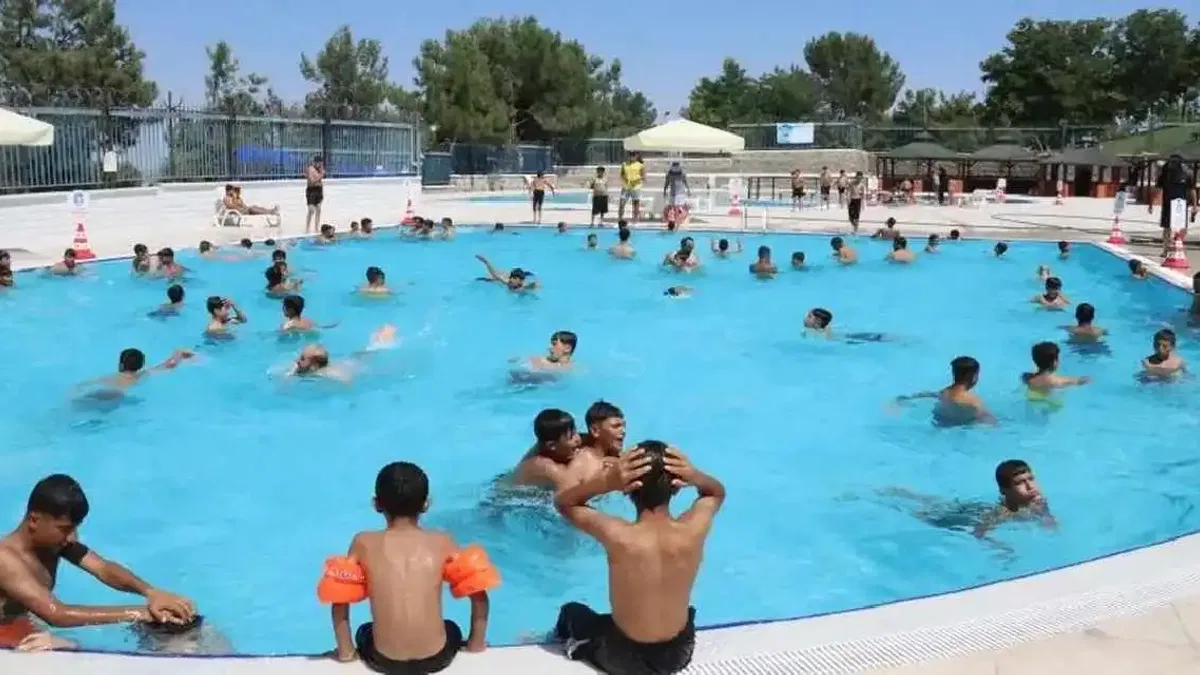Yüzme havuzları çocukların yüzünü güldürüyor