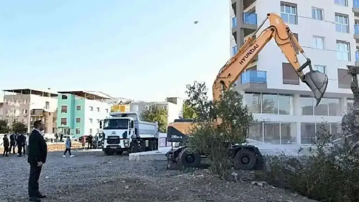 Metruk Binaların Yıkımı ile Çiğli'de Trafik Rahatlıyor