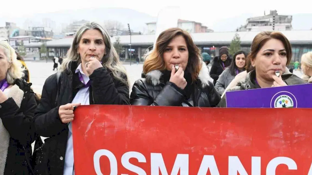 Bursa'da düdükler kadına şiddetin durması için çaldı