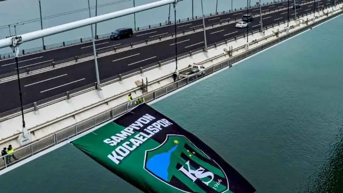 Kocaelispor bayrağı, Osmangazi Köprüsü’ne asıldı!