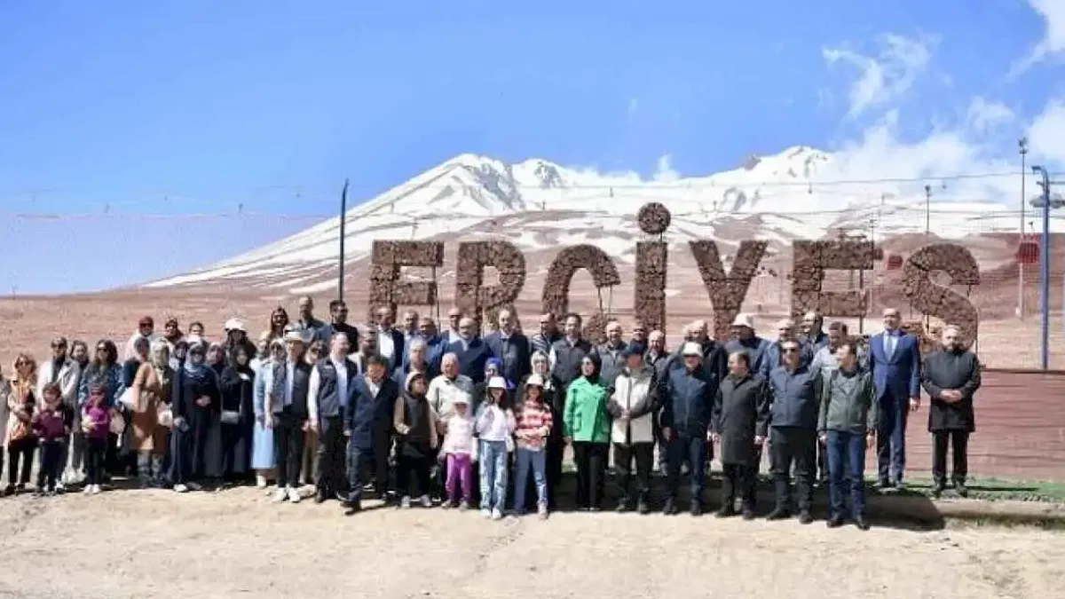 Bakan Özhaseki ve Başkan Büyükkılıç 271 bin 500 fidanı toprakla buluşturdu