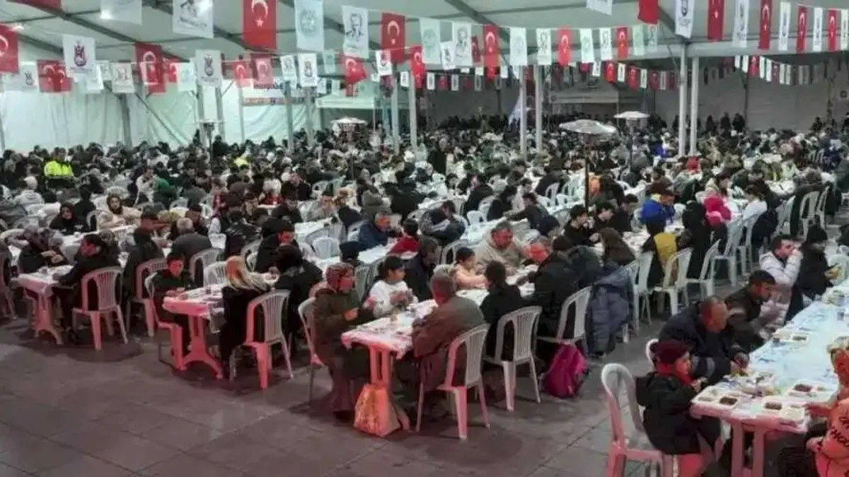 Manisa'da Ramazan bereketi: 4 bin kişiye iftar yemeği dağıtıldı