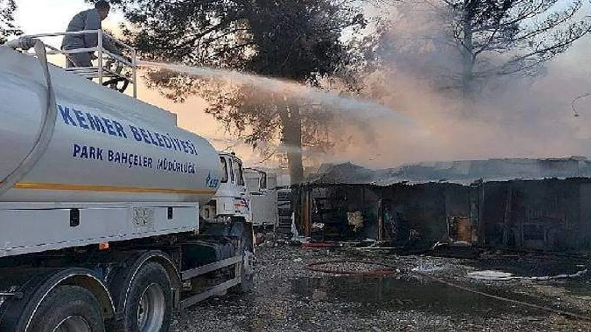 Kemer'de baraka yangını