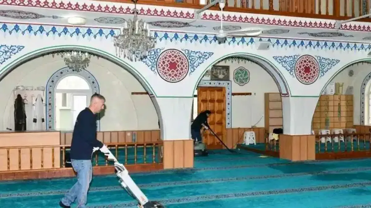 Ramazan Bayramı öncesi camilere temizlik
