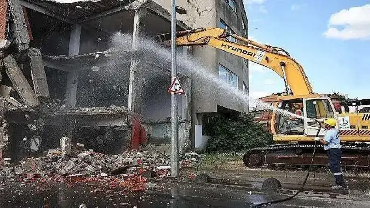 Fatih Mahallesi'ndeki 33 yıllık bina yıkıldı