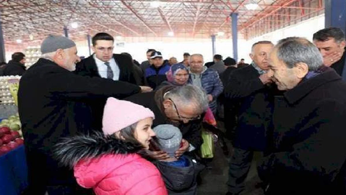 Memduh Büyükkılıç pazarcılarla buluştu