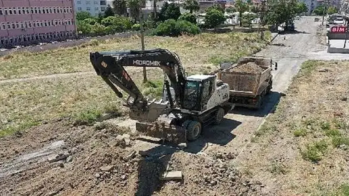Aydın Büyükşehir Belediyesi Söke'de yol yapım çalışmalarına devam ediyor