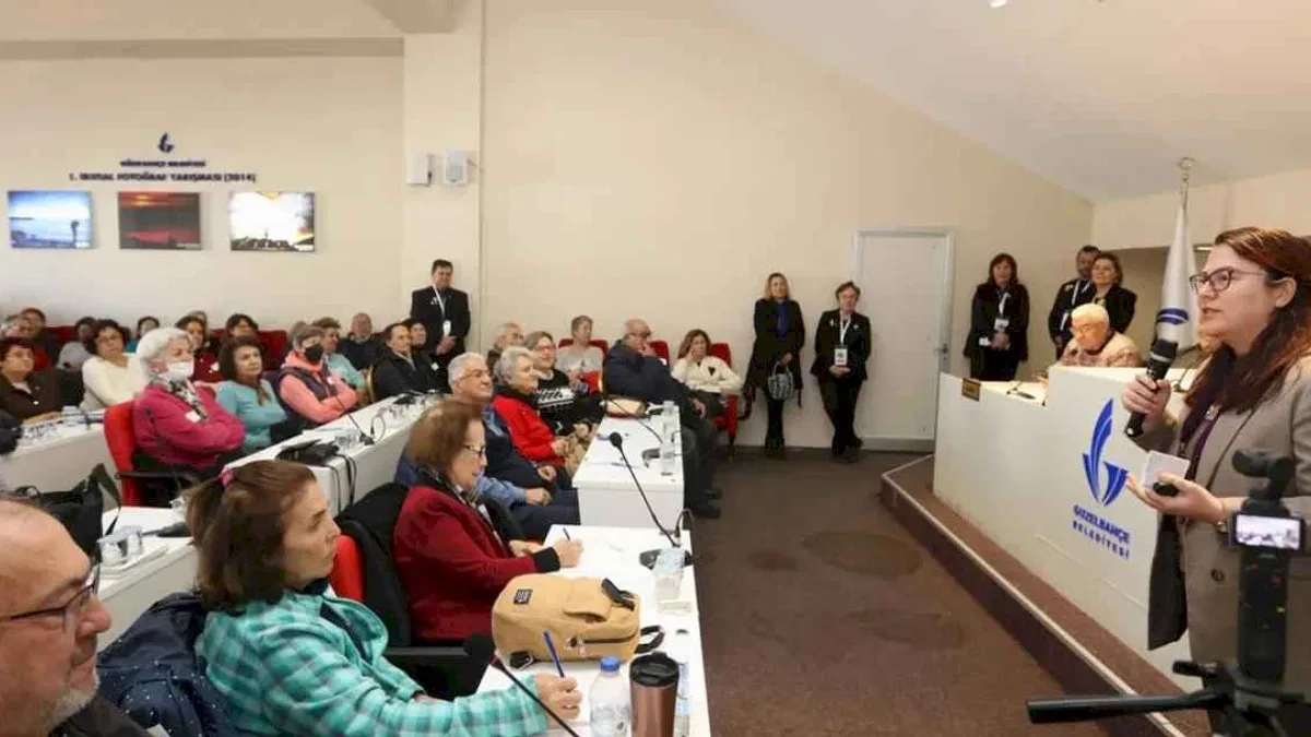 İzmir Güzelbahçe'de '3. Yaş Üniversitesi' eğitimleri