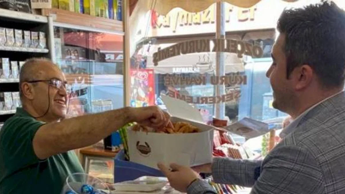 Keşan'da yerel yönetim ve siyasi partilerden kandil simidi ikramı