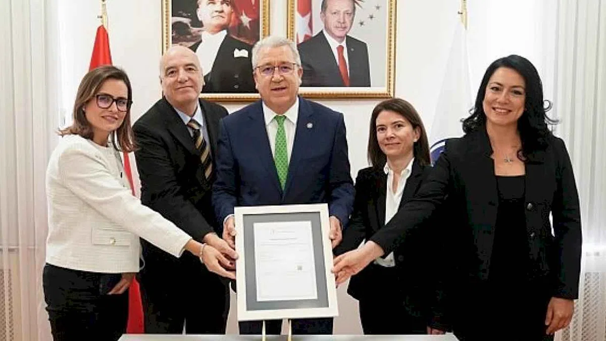 EÜ Tekstil ve Konfeksiyon Araştırma ve Uygulama Merkezi Akreditasyonunu Yeniledi