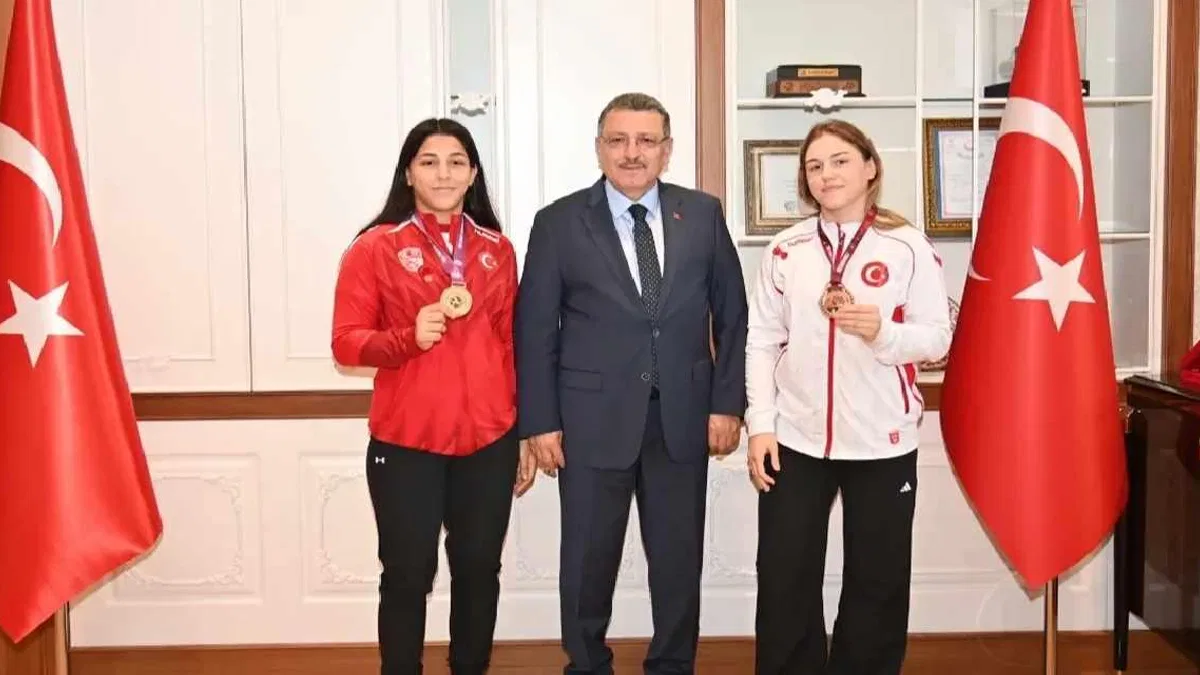 Şampiyon sporculara Başkan Genç'ten övgü