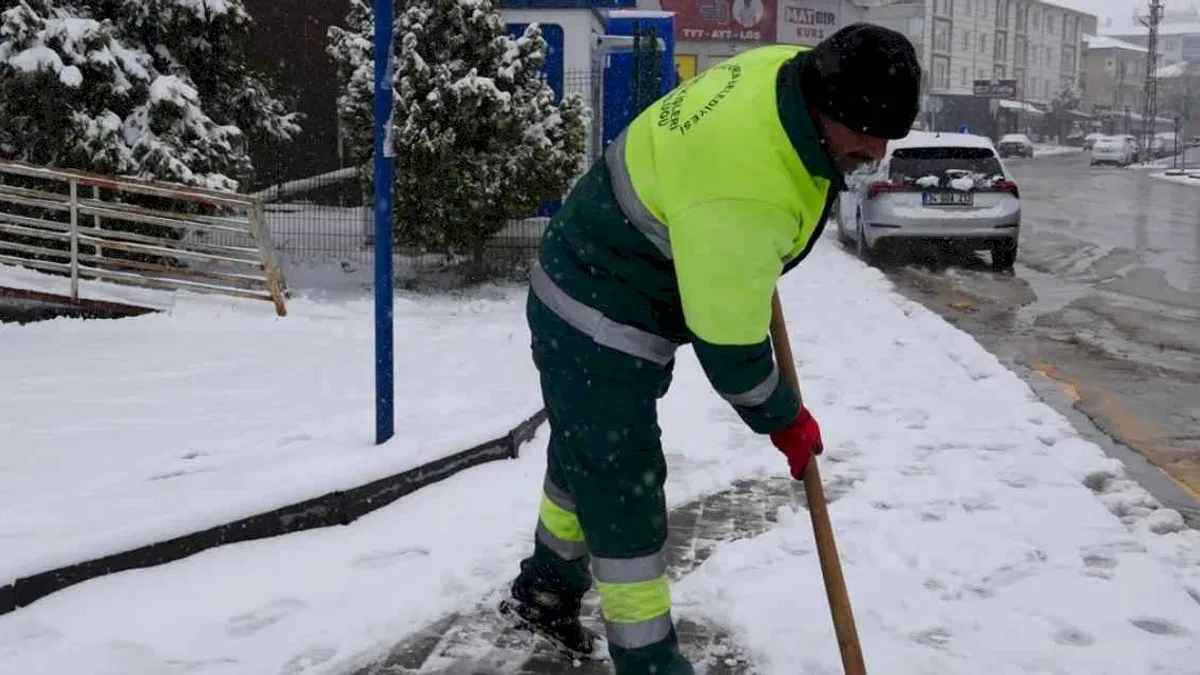 Ankara Keçiören’de kar yağışına hızlı müdahale