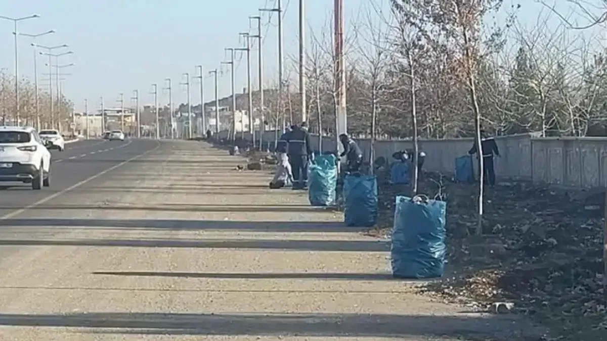 Diyarbakır kent girişlerinde temizlik çalışması