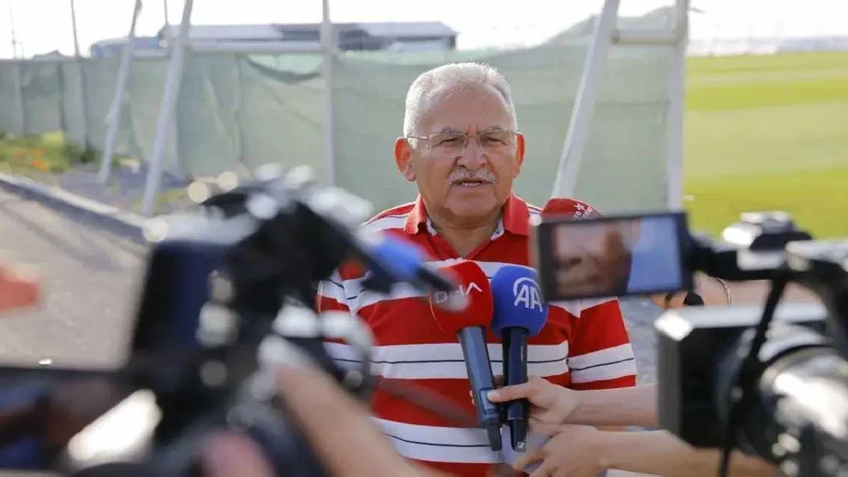 Kayseri Büyükşehir'den 5 bin liralık kırtasiye desteği