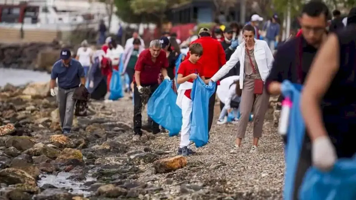 İzmirlilerden rekor için kıyı temizliği