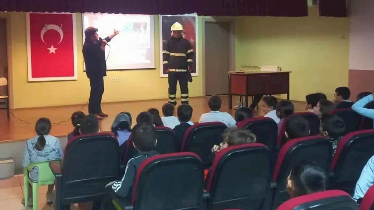 Kocaeli'nde öğrenciler itfaiyecilik mesleğini öğrendi