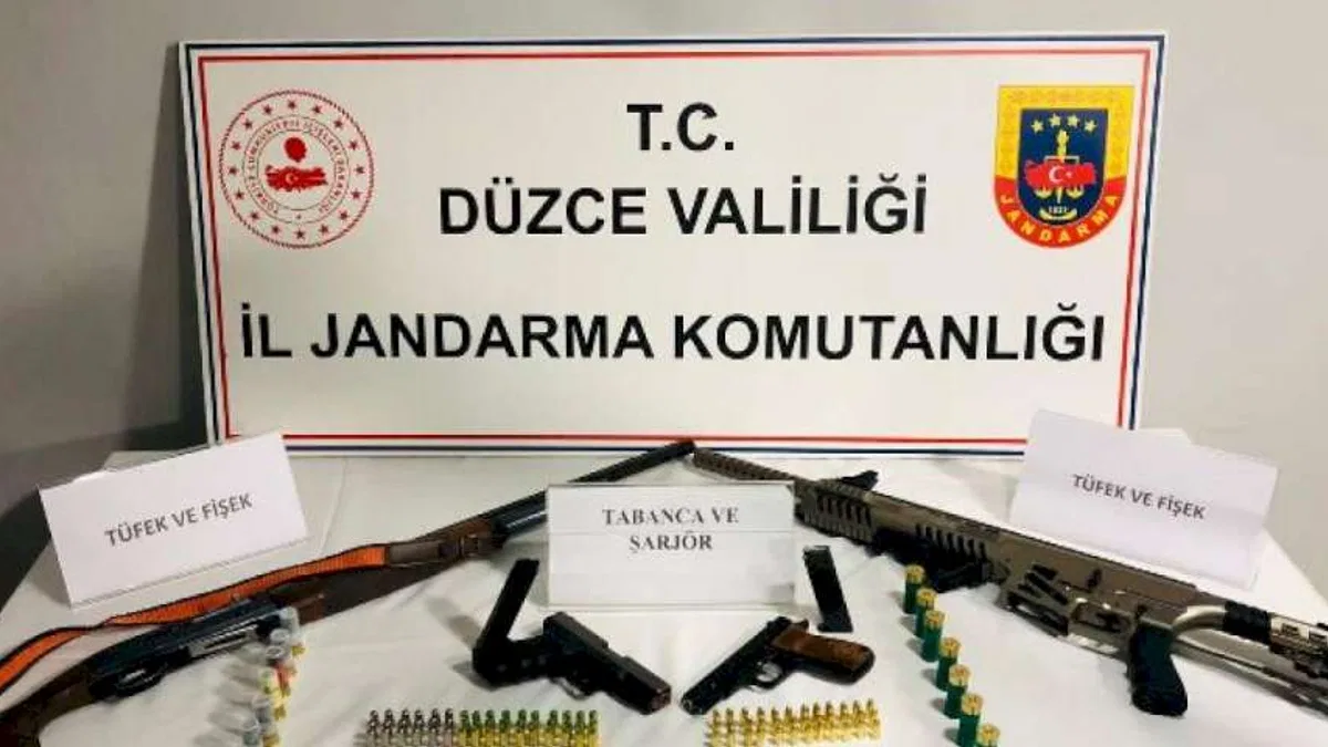 Düzce'de ruhsatız tüfek ve tabancalar ele geçirildi
