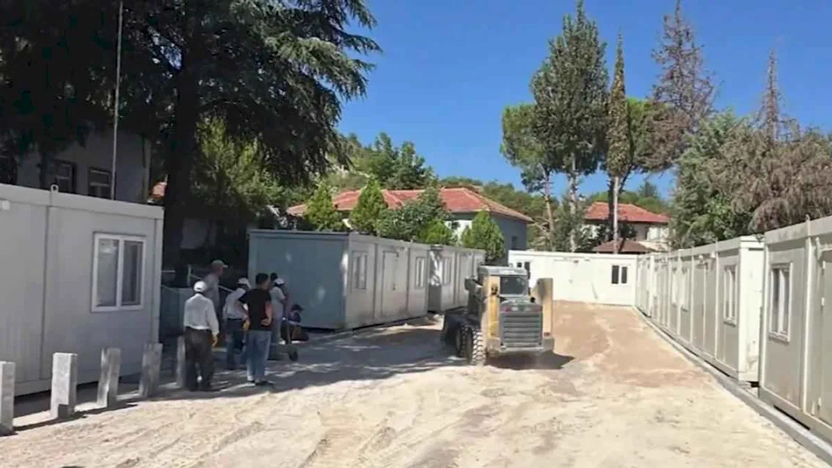 AFAD Sındırgı'ya 10 konteyner kurdu... Kurulumlar sürüyor