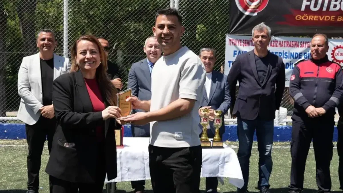 İzmir'de itfaiyecilerden anlamlı turnuva