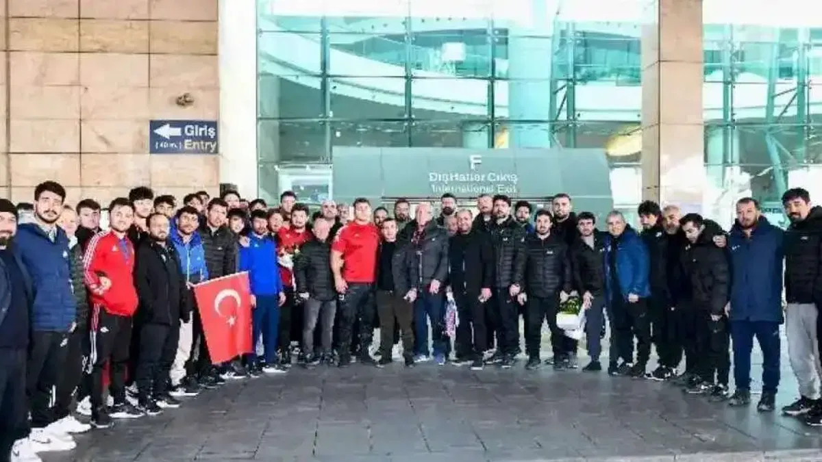 Milli güreşçiler yurda döndü
