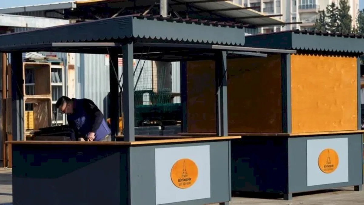 İzmir Karşıyaka'da mısır ve kestane tezgâhları yenilendi