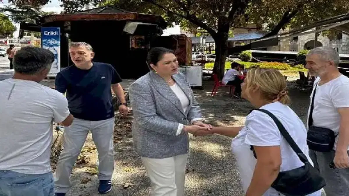 Edirne'de yanan dükkan sahiplerine AK Parti'den ziyaret