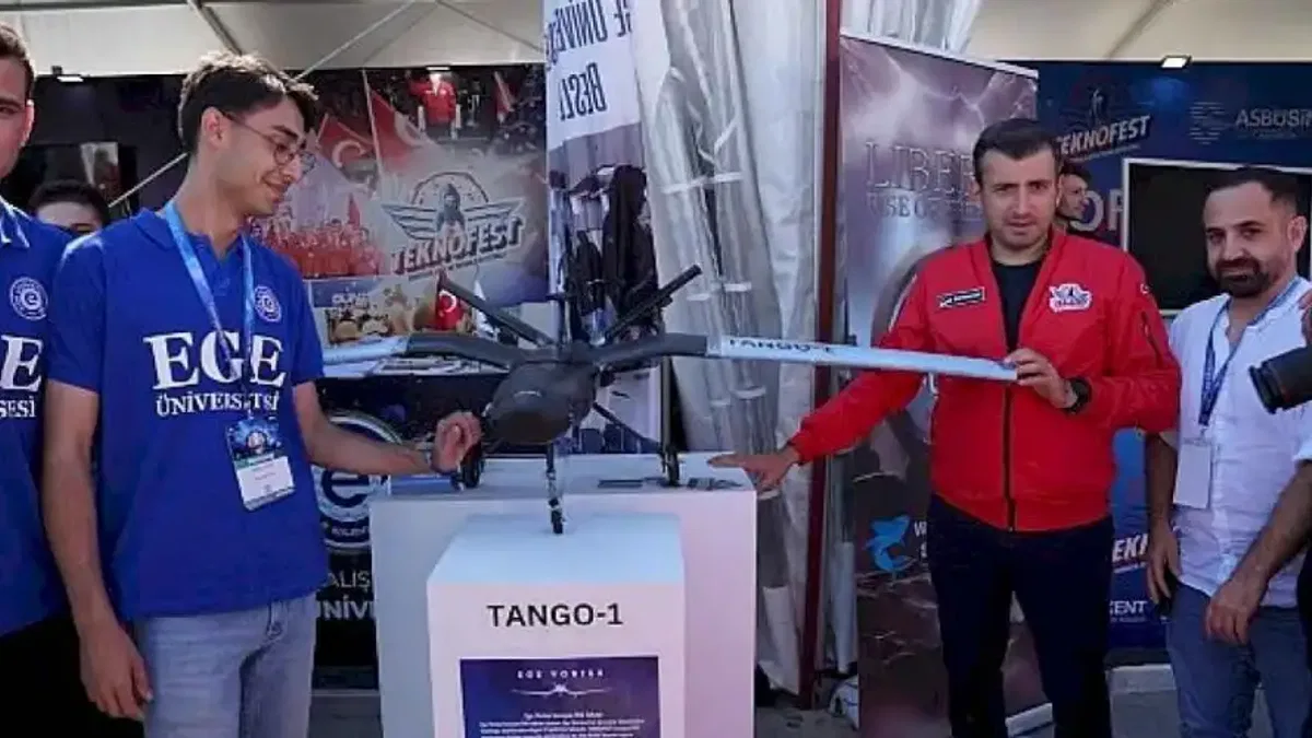 TEKNOFEST Yönetim Kurulu Başkanı Bayraktar, EÜ standını ziyaret etti