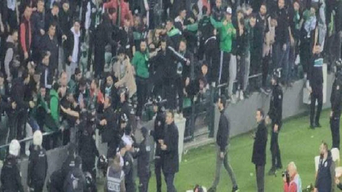 Kocaelispor ile Sakaryaspor taraftarları arasında kavga