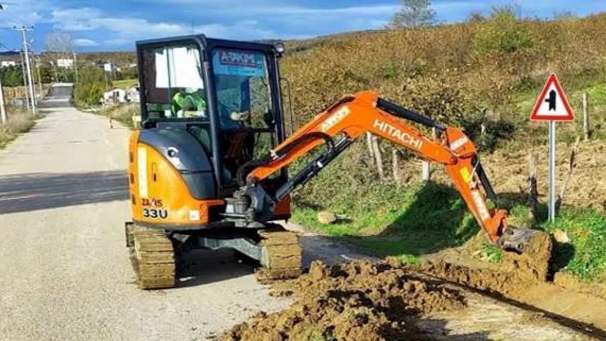 Kocaeli'de yol kenarındaki otlar ve çalılar temizleniyor