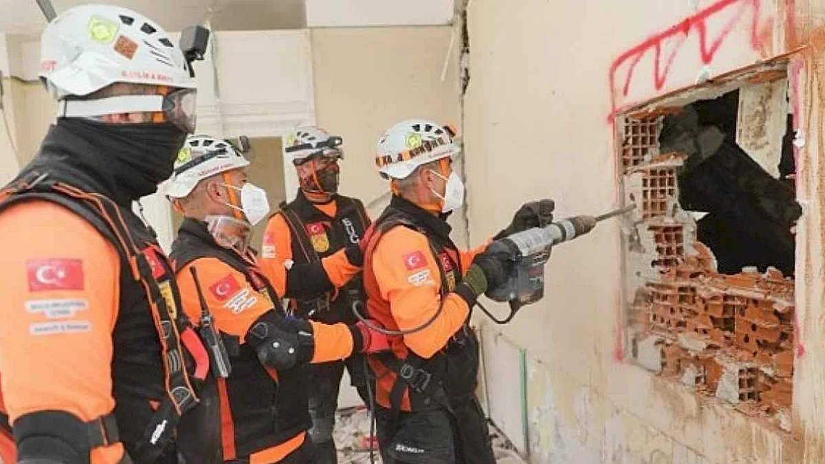İzmir depreminin yıl dönümünde Buca Belediyesi'ne teşekkür belgesi