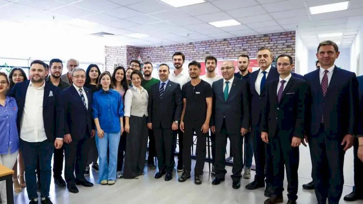 Bakan Kacır, DEÜ'lü girişimcilerle bir araya geldi