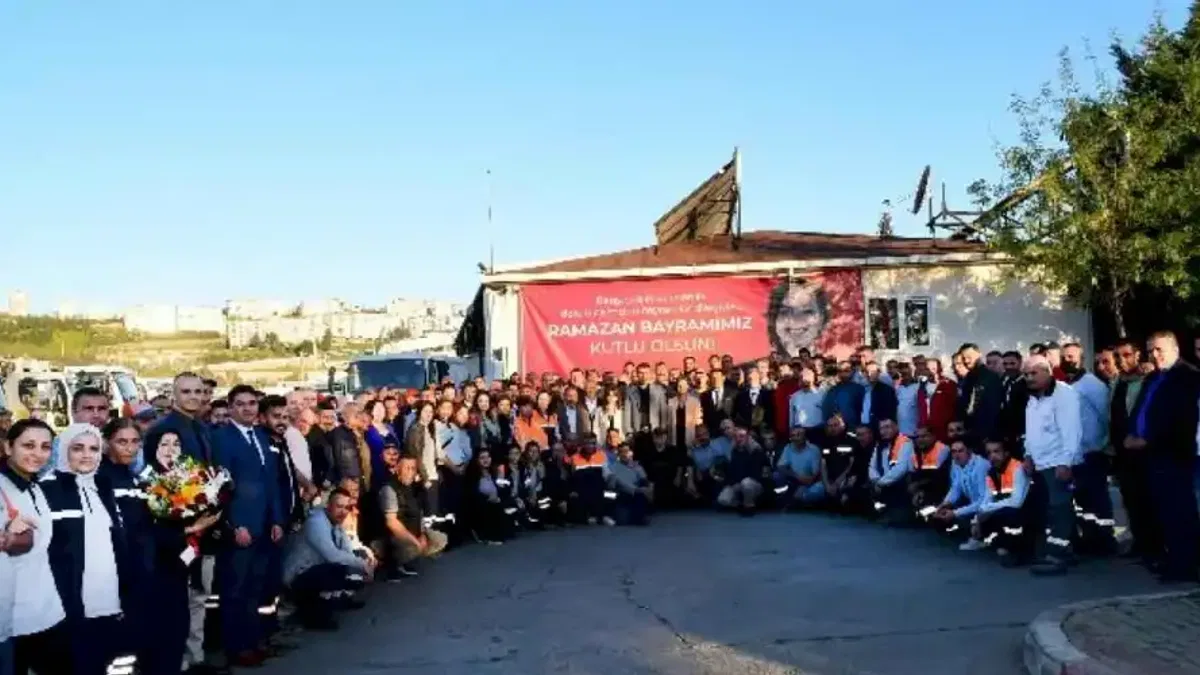 Başkan Kınay, Karabağlar Belediyesi çalışanlarıyla bayramlaştı