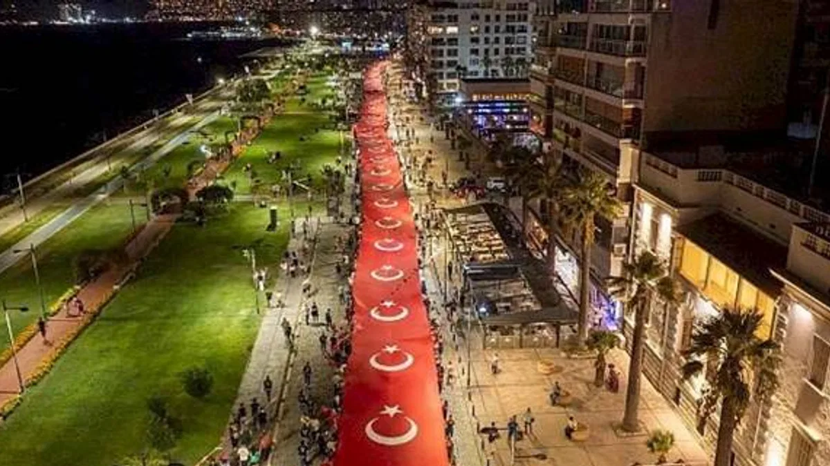 Tüm İzmir Cumhuriyet coşkusuna davetli 350 metrelik dev Türk bayrağıyla yürünecek