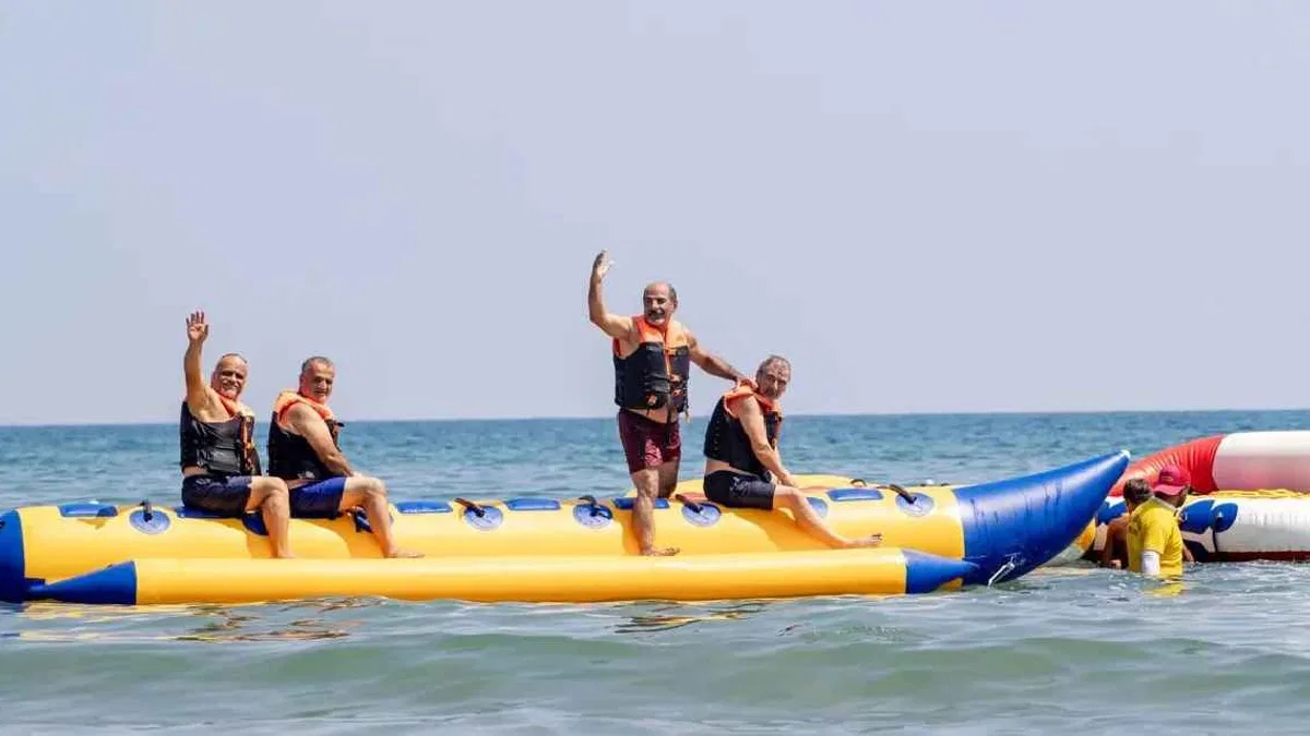 Mersin’de emekliler deniz keyfiyle buluştu
