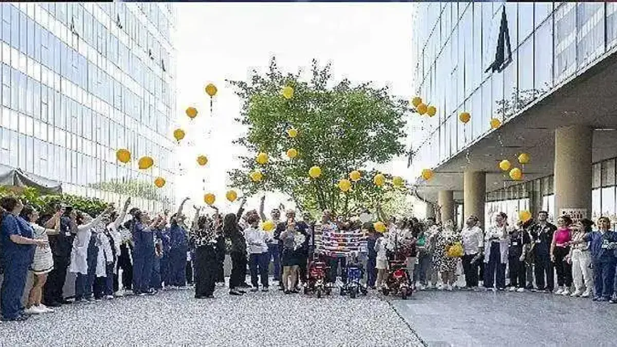 Koç Üniversitesi Hastanesi Çocukluk Çağı Kanserleri Farkındalığı için Jim Clarahan'ı Ağırladı