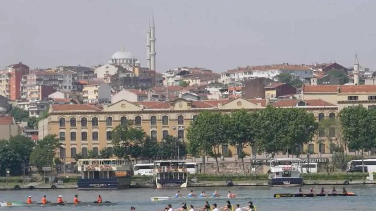 Haliç’te kürekler başarı için çekiliyor