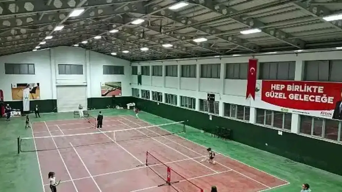 Geleceğin şampiyon raketleri korta çıktı