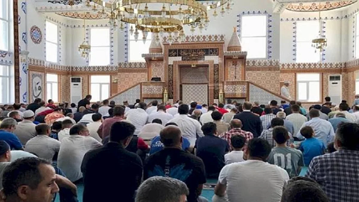 Alikahya'da cami cemaatinden Başkan'a teşekkür