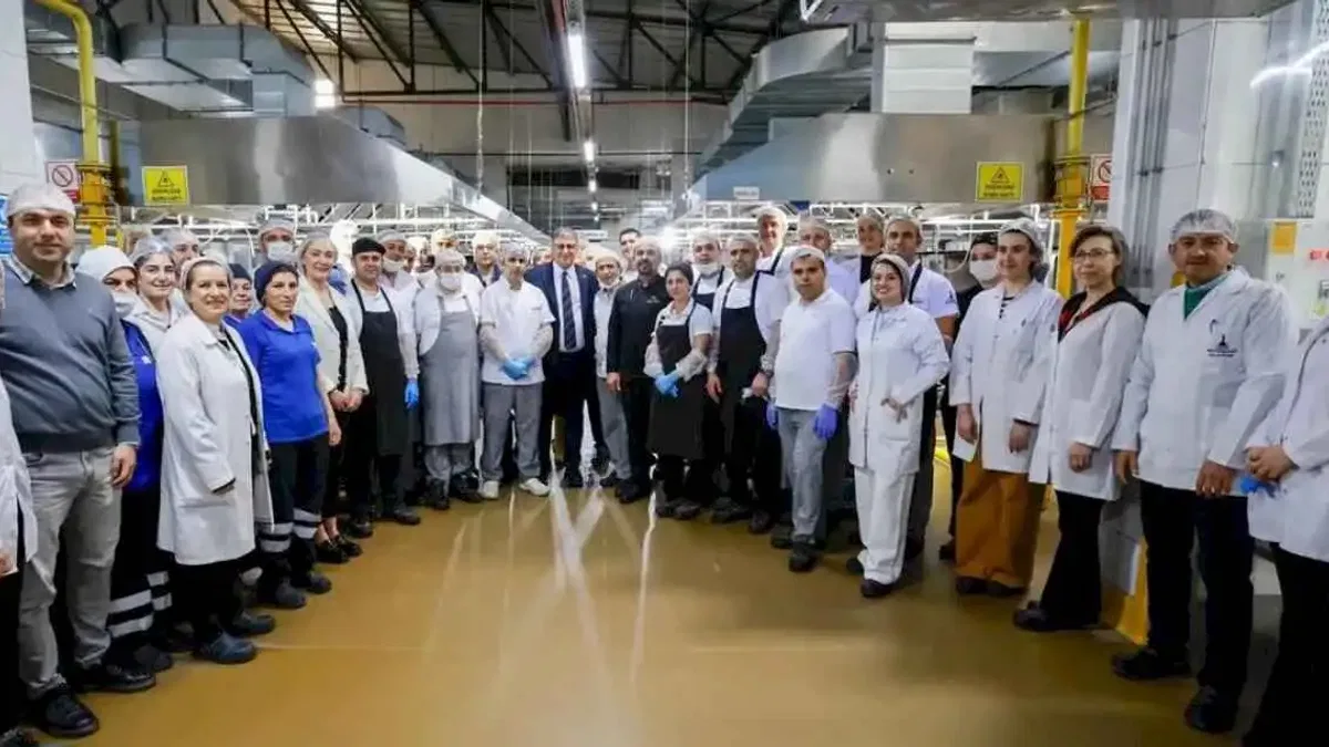 Başkan Tugay aşevinde yemek hazırlığına katıldı
