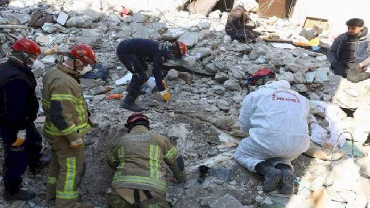 Hatay'da enkaz yığınlarında nefes arayışı