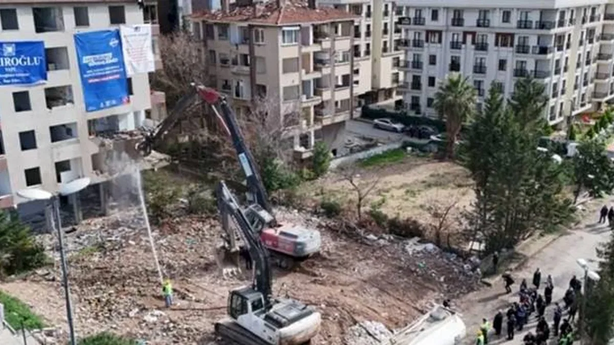 İstanbul'da E Sınıfı Yüksek Riskli Binanın Yıkımı Gerçekleşti