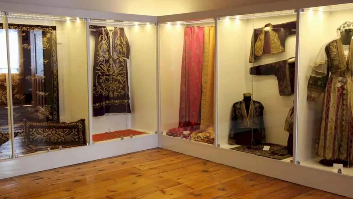 150 yıllık kıyafetler göz kamaştırıyor