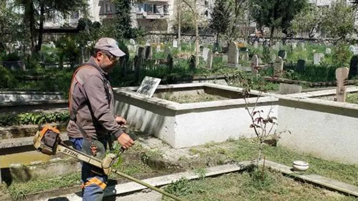 Sakarya'da mezarlıklar bayrama hazırlanıyor