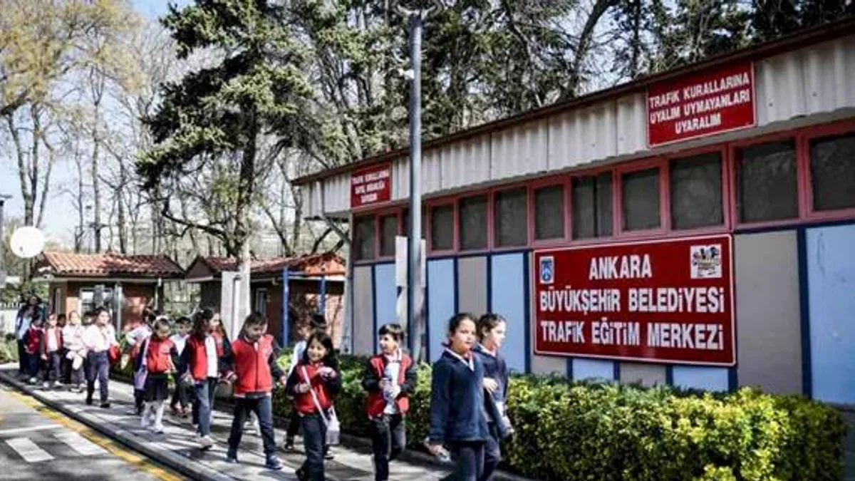 Minikler trafiği eğlenerek öğreniyor