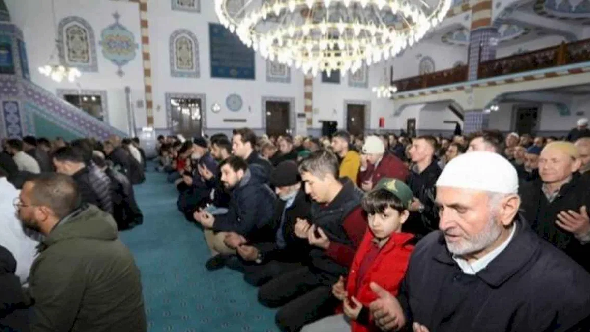 Kandil Gecesi İnegöllüler camilere akın edildi