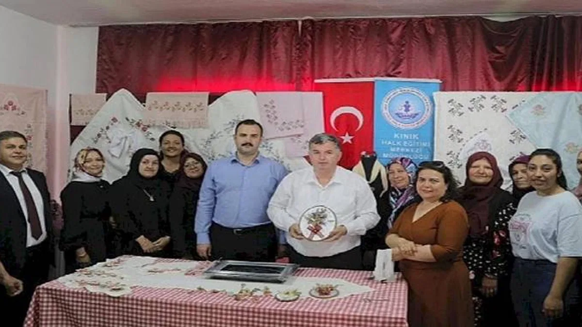 Kınık'ta Halk Eğitim Kursları Sergisi Ve Kermes Düzenlendi