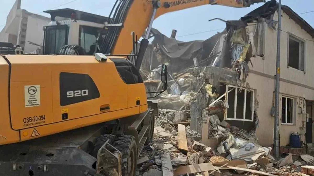 Bursa Osmangazi'de iki katlı kaçak bina yıkıldı
