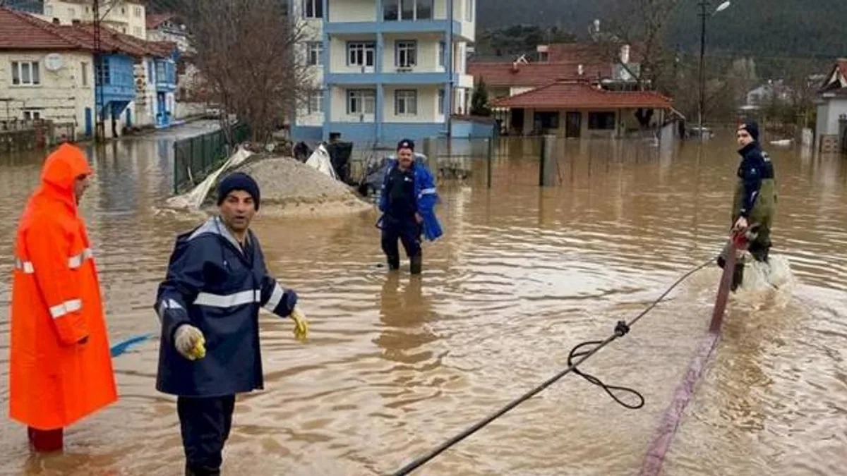 Antalya'da Büyükşehir ekipleri yağışın izlerini siliyor