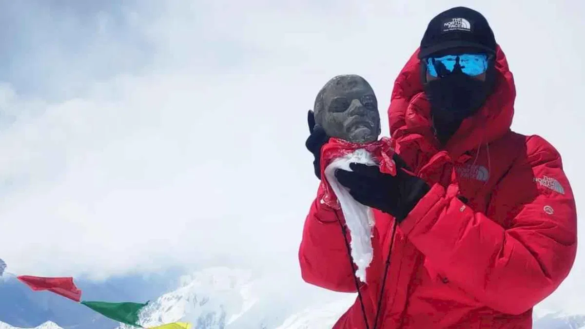 Milli sporcu Pamir'in zirvesine tırmandı