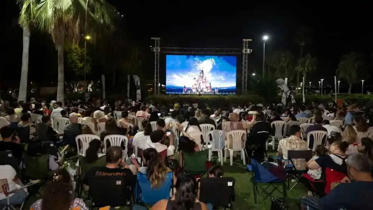 Mersin'de 'Yukarı Bak' filmiyle sahilde sinema keyfi